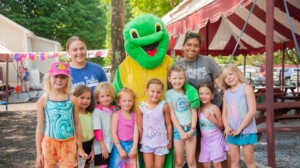 A group of campers with Summer Trails staff and Jaws the Turtle.